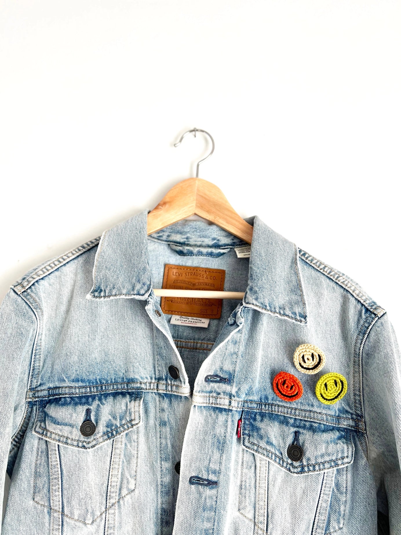 Happy Face Pin - Cream