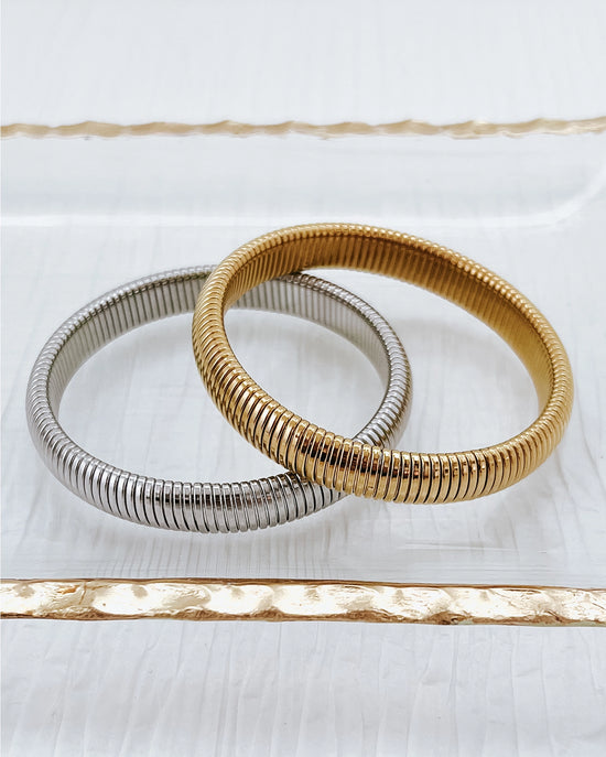 Load image into Gallery viewer, Baia Thin Coil Gold Bangle
